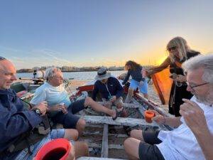 Fischerboot als Sitzgelegenheit