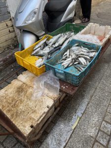 Gleich neben ungekühltem Fisch