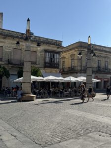 Überall belebte Cafés