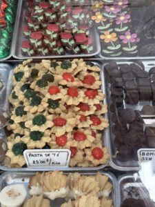 Teegebäck und Pralinen
