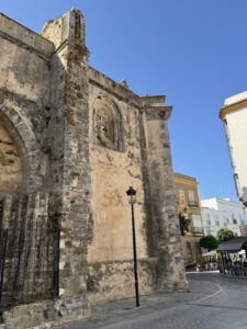 Iglesia de San Mateo Apóstol von der Seite