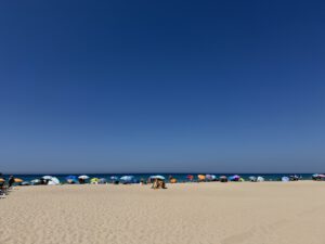 Belebter Strand bei Zahara de los Atunes