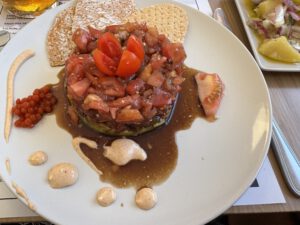 Tomatentartar mit Avocado