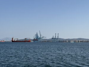 Großer Hafen links von uns