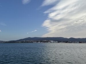 Strand und Hotels vor uns