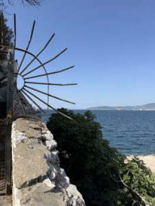 Blick über die Bucht nach Spanien