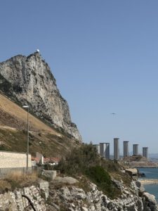 Oben Rock Gun battery - unten Hochhäuser