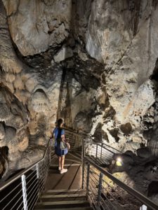 Abwärts in der Höhle