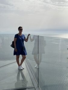 Ausblick mit Glasboden - Anja ist mutig