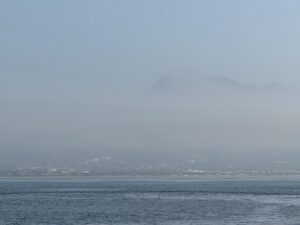 Oben gucken die Berggipfel raus
