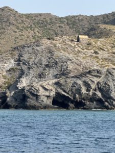 Links ein Wandergrüppchen