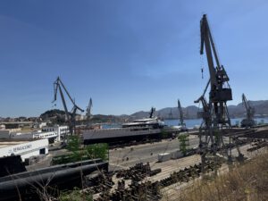 Neben Luxusyacht Brava Eugenia