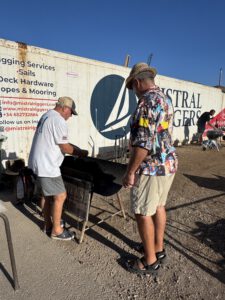 Bob heizt den Grill an