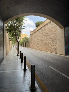 Tunnel durch die alte Stadtmauer