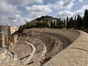 Blick über Teatro Romano und Castillo de la Concepción