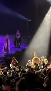 Der Priester erscheint