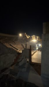 Rückweg am Amphitheater vorbei