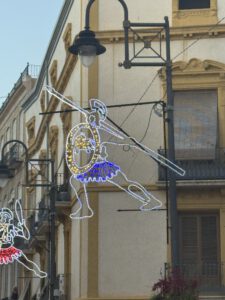 Die Beleuchtung weist den Weg zum Festplatz