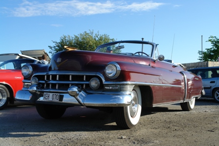 Oldtimerparade am Abend