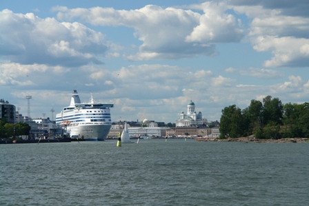 Fähre vor Stadtkulisse