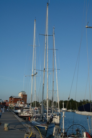 Belebter Hafen von Uusikaupunki	