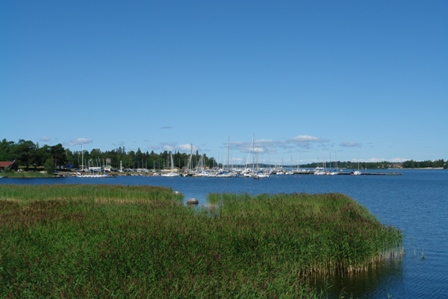 Blick auf den Hafen an der Insel Vaskaluoto	